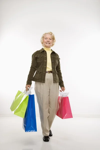 Vrouw met boodschappentassen. — Stockfoto