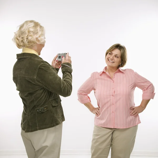 Frauen mit Digitalkamera. — Stockfoto
