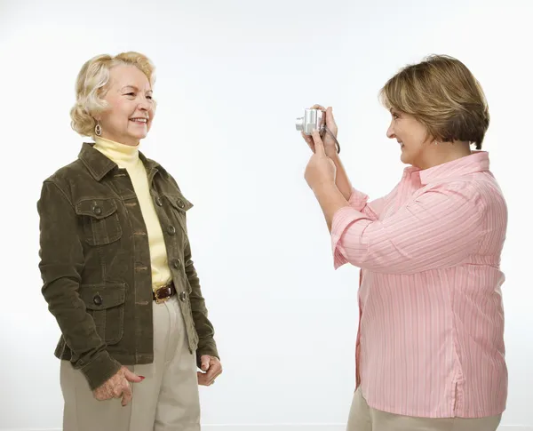 Mulheres usando câmera digital . — Fotografia de Stock