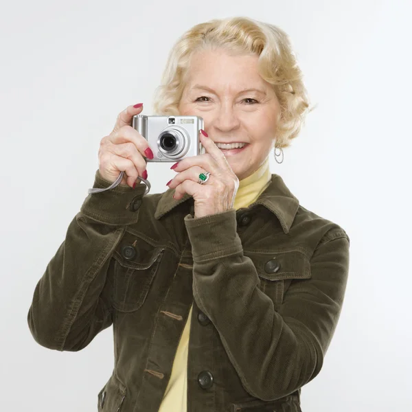 Γυναίκα χρησιμοποιώντας ψηφιακή φωτογραφική μηχανή. — Φωτογραφία Αρχείου
