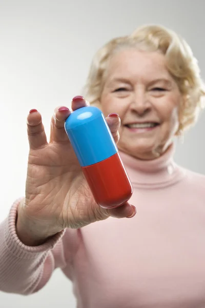 Mujer sosteniendo píldora . — Foto de Stock
