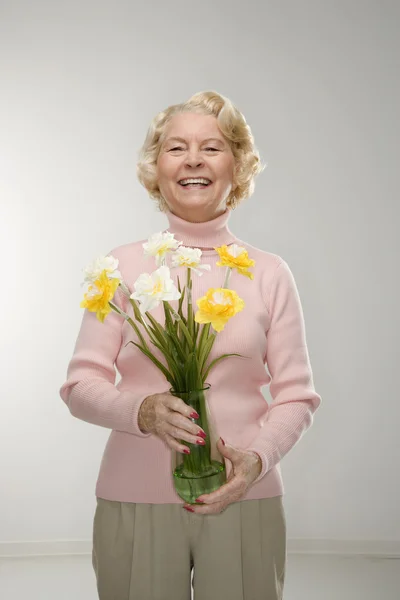 Frau mit Blumenstrauß. — Stockfoto