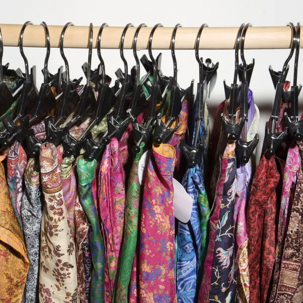Kolorowe ubrania w szafie. — Zdjęcie stockowe