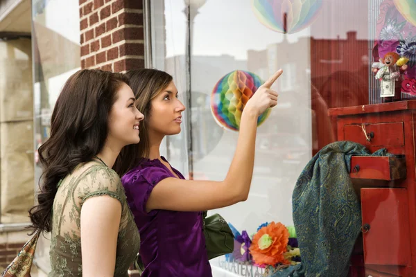 Mladé ženy okno nakupování — Stock fotografie