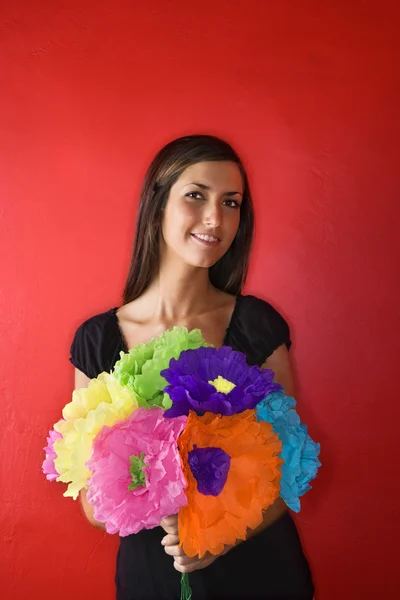Jovem mulher segurando flores de papel. Isolados — Fotografia de Stock