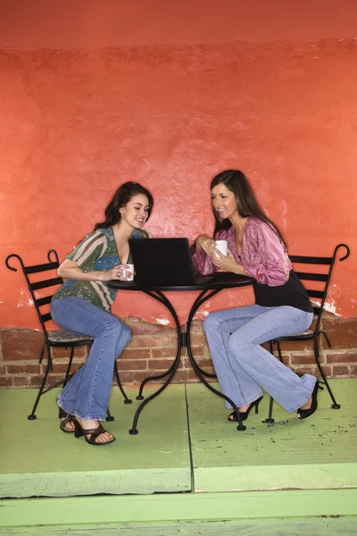 Två unga kvinnor med kaffe — Stockfoto