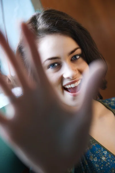 Mladá žena s rukou v záběru — Stock fotografie