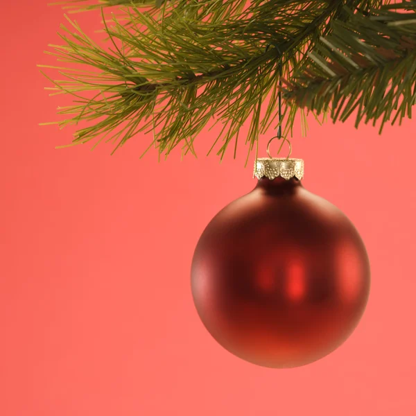 Adorno de Navidad en el árbol . —  Fotos de Stock