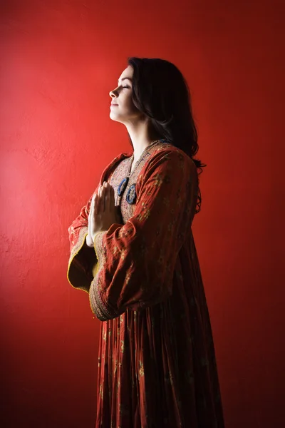 Jovem mulher rezando. Isolados Imagens De Bancos De Imagens Sem Royalties