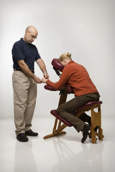 Uomo massaggiare donna . — Foto Stock