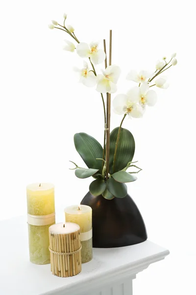 Svíčky a květiny. — Stock fotografie