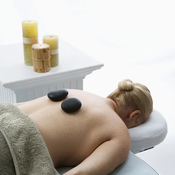 Massaggio con pietre calde. — Foto Stock