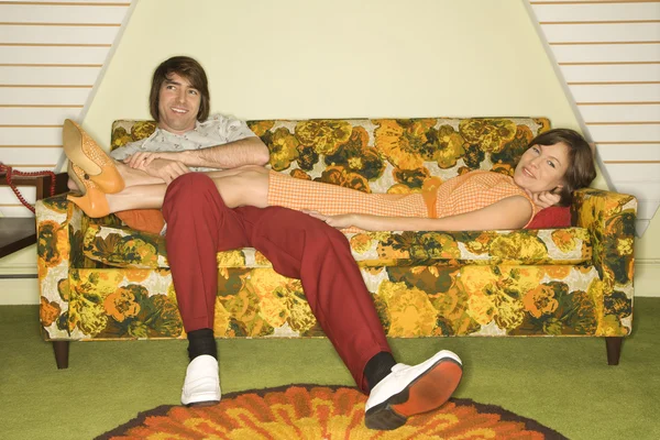 Paar auf dem Sofa. — Stockfoto