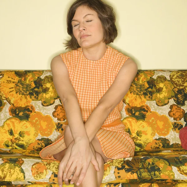Γυναίκα που κάθεται στον καναπέ. — Φωτογραφία Αρχείου