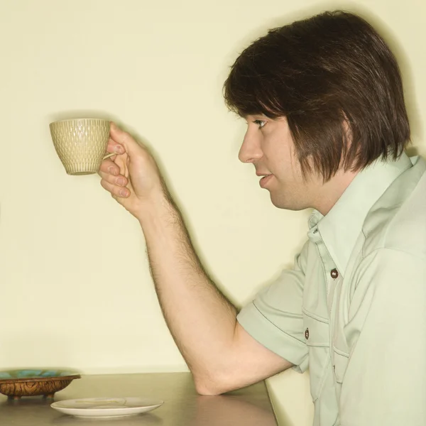 Homem segurando copo de café . — Fotografia de Stock