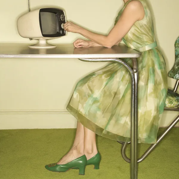 Žena vytáčení televize. — Stock fotografie