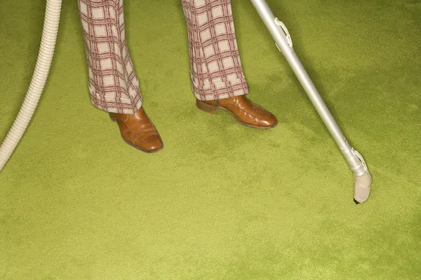 Людина пилососити килим . — стокове фото