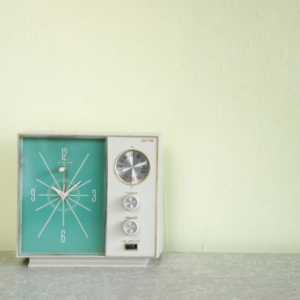 Vintage saatli radyo. — Stok fotoğraf