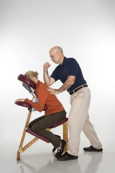 Uomo massaggiare donna . Immagine Stock