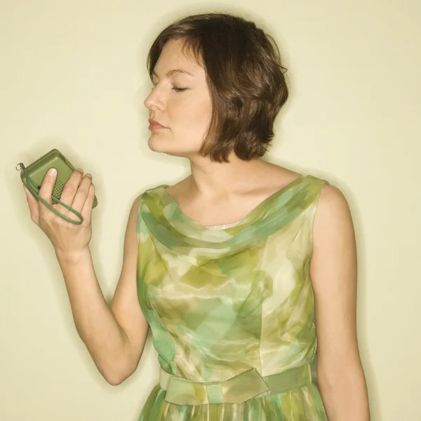 Женщина с карманным радио . Лицензионные Стоковые Фото
