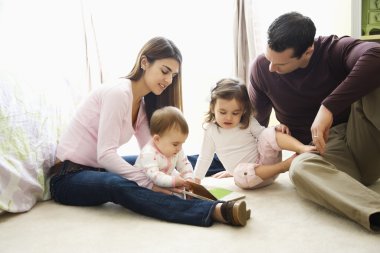 Anne, baba ve çocuk.