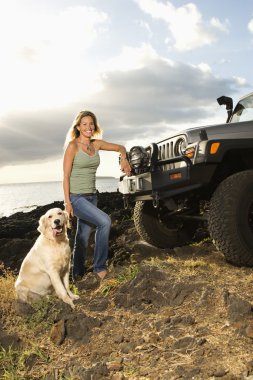 kadın ve köpek sahilde suv tarafından