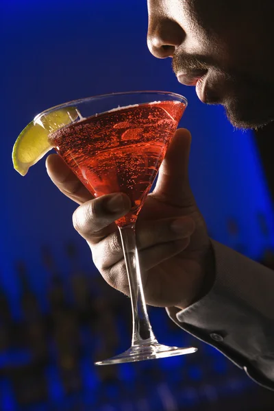 Człowiek picia martini. — Zdjęcie stockowe