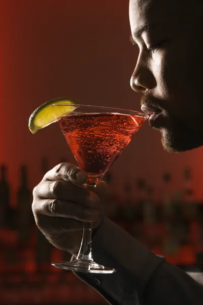 Uomo che beve martini . — Foto Stock