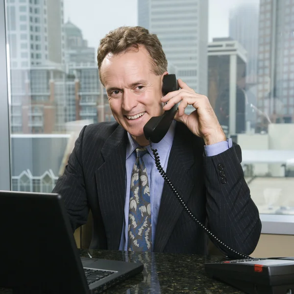 Obchodník na telefonu v kanceláři. — Stock fotografie