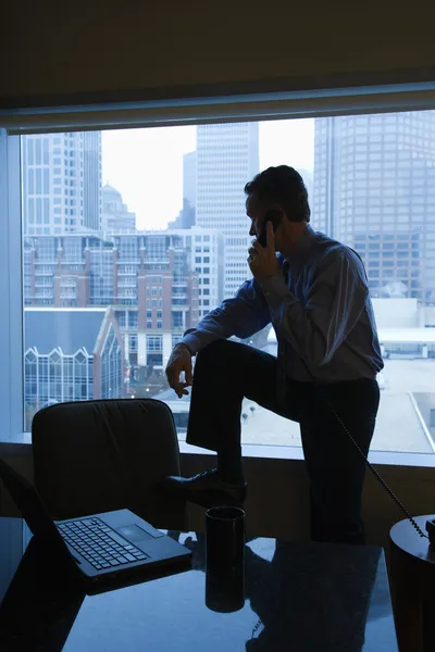 Biznesmen na telefon w biurze. — Zdjęcie stockowe