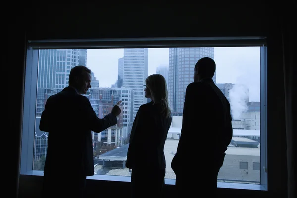 Podnikatelé při pohledu z okna — Stock fotografie