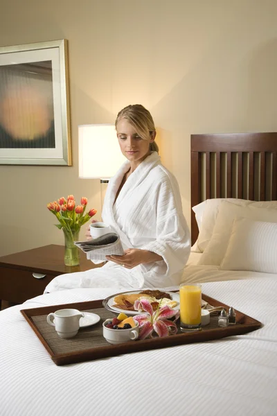 Mulher com serviço de quarto de hotel — Fotografia de Stock