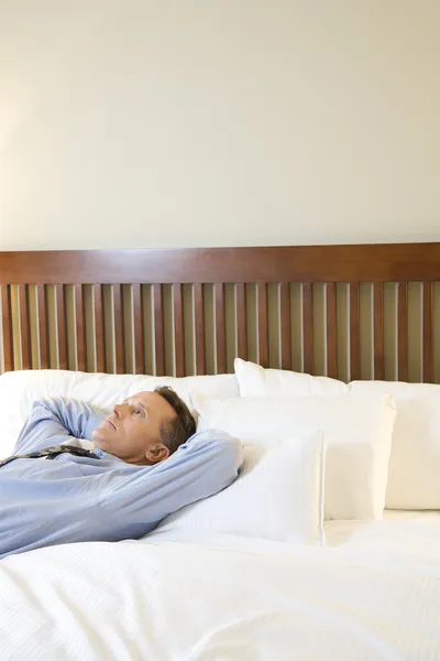 Geschäftsmann entspannt sich im Bett — Stockfoto