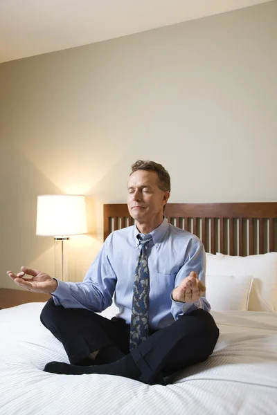 Biznesmen medytacji na łóżku — Zdjęcie stockowe