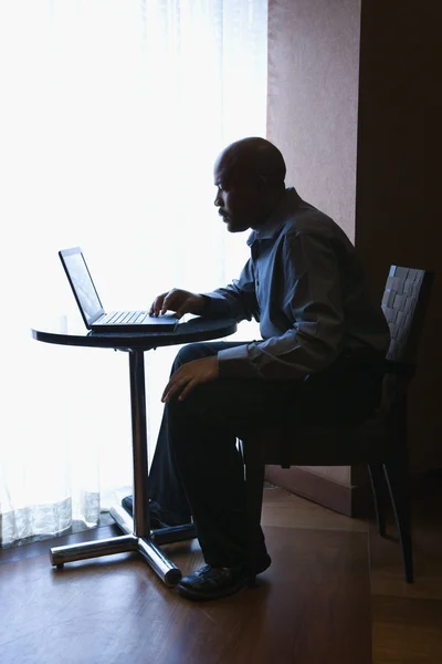 Biznesmen z laptopa na stoliku kawiarnianym — Zdjęcie stockowe