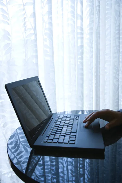 Laptop med hand — Stockfoto