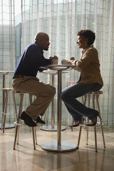 Αφρικανικός-αμερικανική ζευγάρι που έχοντας καφέ στο café — Φωτογραφία Αρχείου