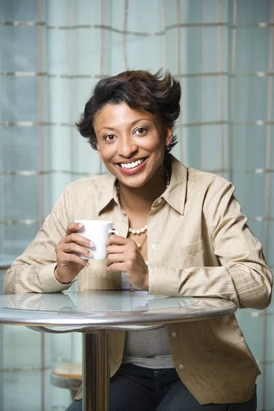 Glimlachende vrouw met koffiekop — Stockfoto