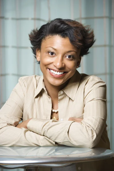 Retrato de mulher afro-americana sorridente — Fotografia de Stock