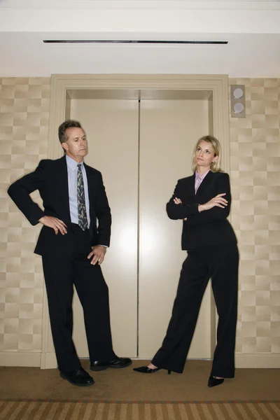 Empresários à espera de elevador — Fotografia de Stock