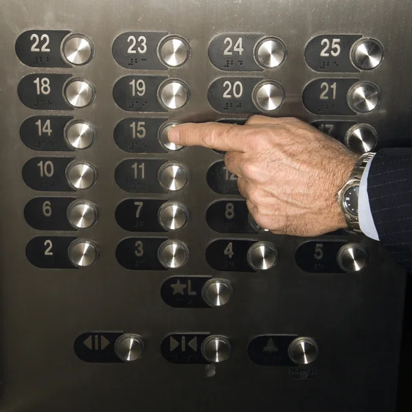 Mano pulsando el botón del elevador — Foto de Stock