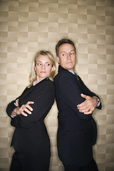 Hombre y mujer de negocios espalda a espalda —  Fotos de Stock