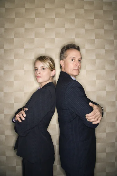 Obchodní muž a žena zády k sobě — Stock fotografie