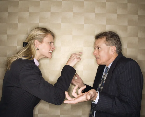 Zakenvrouw terechtwijzing zakenman — Stockfoto