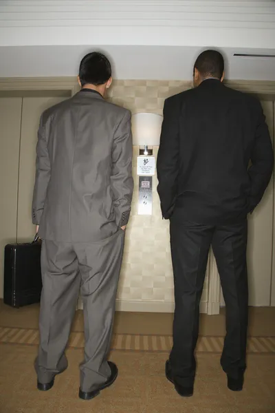 Hommes d'affaires en attente d'ascenseur — Photo