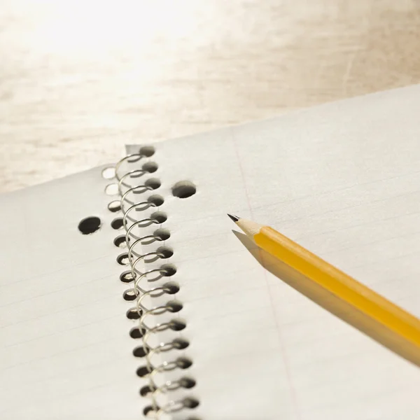 Bleistift auf Notizbuch. — Stockfoto