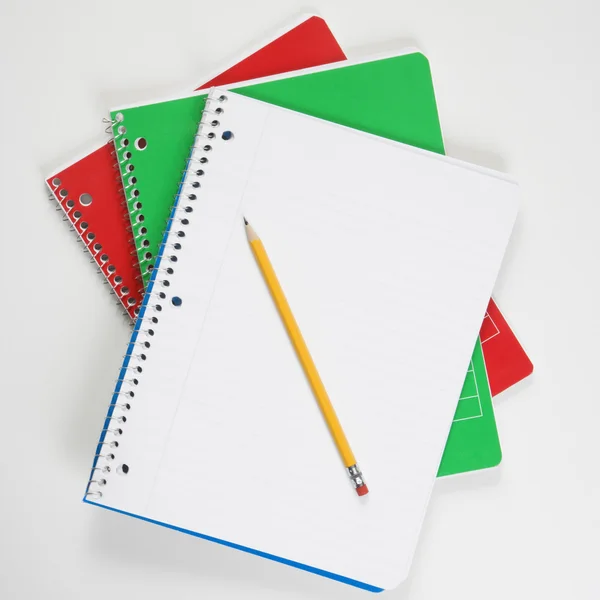 Lápis sobre cadernos . — Fotografia de Stock