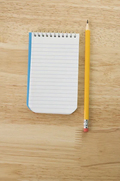Lápis e bloco de notas . — Fotografia de Stock