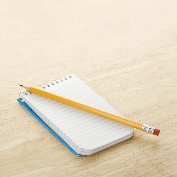Lápis no bloco de notas . — Fotografia de Stock