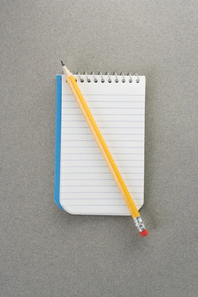 Bleistift auf Notizblock. — Stockfoto
